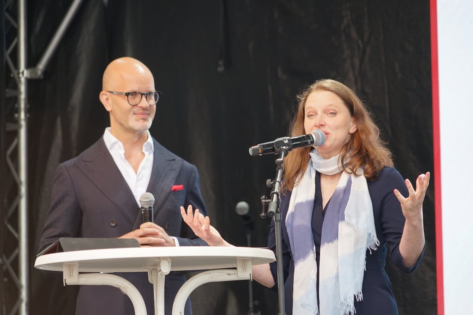 Moderator Andris Amantovs (l.) und Senatorin Melanie Leonhard (46, SPD) bei der offiziellen Eröffnung des Länderfestivals an der Kehrwiederspitze. Dieses Jahr ist Lettland das Partnerland des Hafengeburtstags.