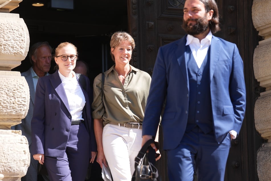 Block (2.v.r.) verlässt mit Bott (r.) und Wlodarek (2.v.l.) sowie Lebensgefährte Delling (l.) während einer Pause im Prozess wegen mutmaßlicher Kindesentführung das Strafjustizgebäude.