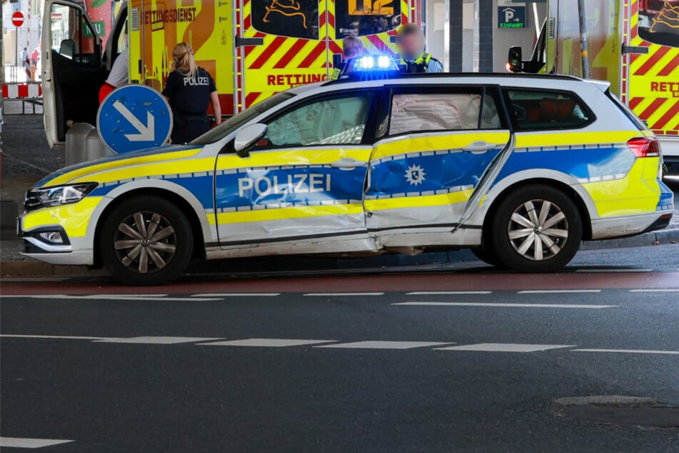 Polizeiautos krachen während Einsatz ineinander: Mehrere Verletzte