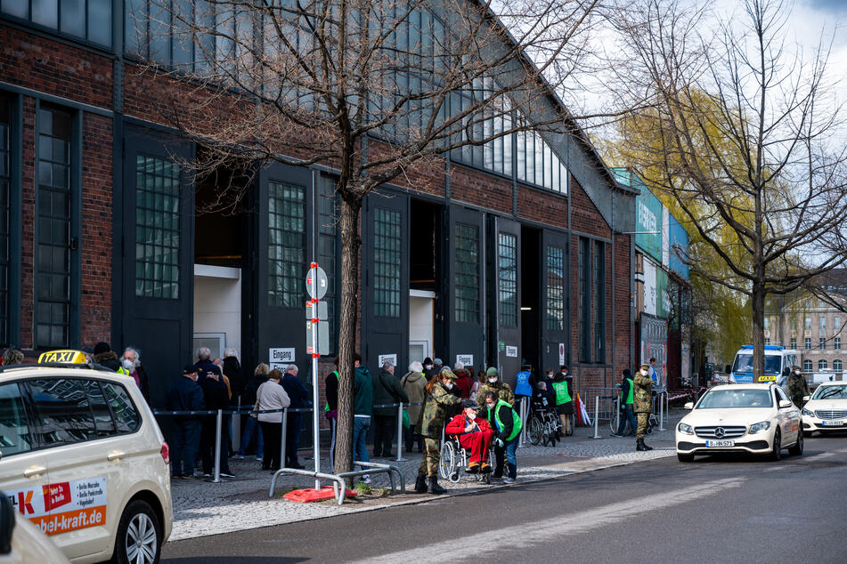 Gefühlt endlos lange Schlangen wird es vor der Arena zumindest nicht mehr wegen des Impfens geben.