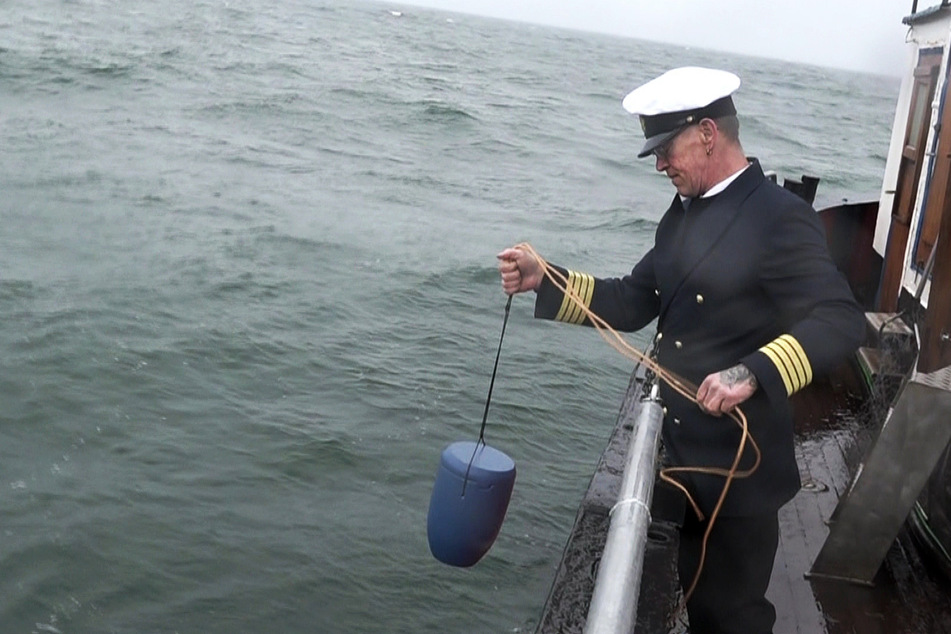 Ahoi Kowalski! Die Urne des Verstorbenen wird in die Ostsee gelassen.