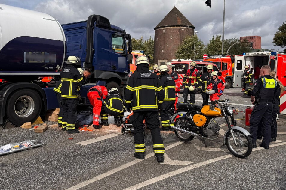 In Hamburg ist ein Mopedfahrer bei einem Unfall unter einem Lastwagen eingeklemmt worden.