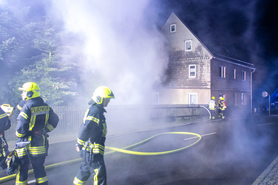 Heftige Rauchschwaden: Feuerwehreinsatz im Erzgebirge