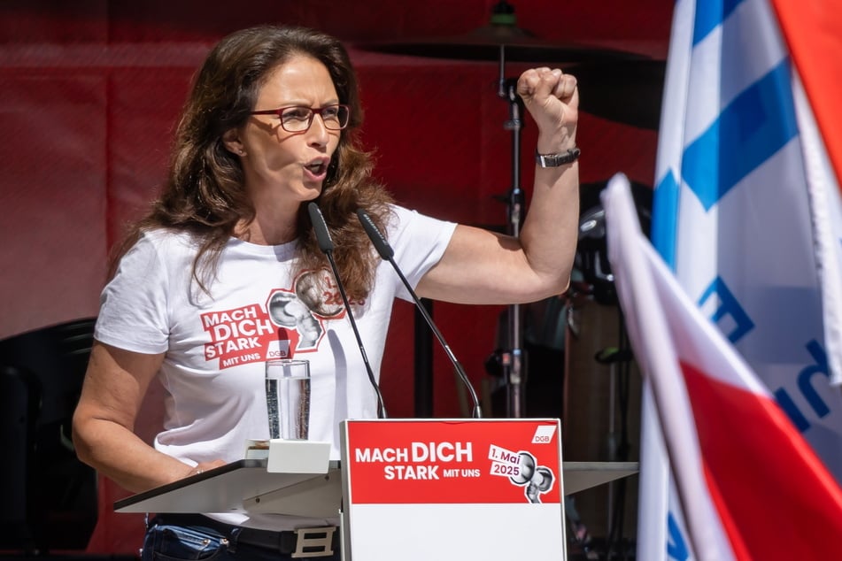 In einer ausdrucksstarken Rede forderte die DGB-Vorsitzende Yasmin Fahimi (57) die Politik zum Handeln auf.