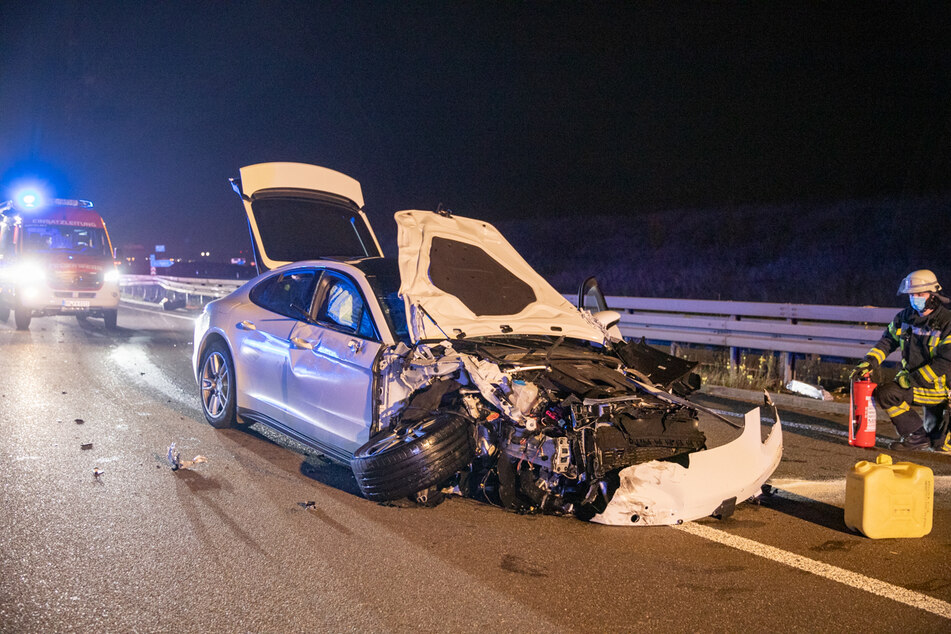 Der weiße Porsche Panamera wurde bei dem Unfall auf der A4 schwer beschädigt.