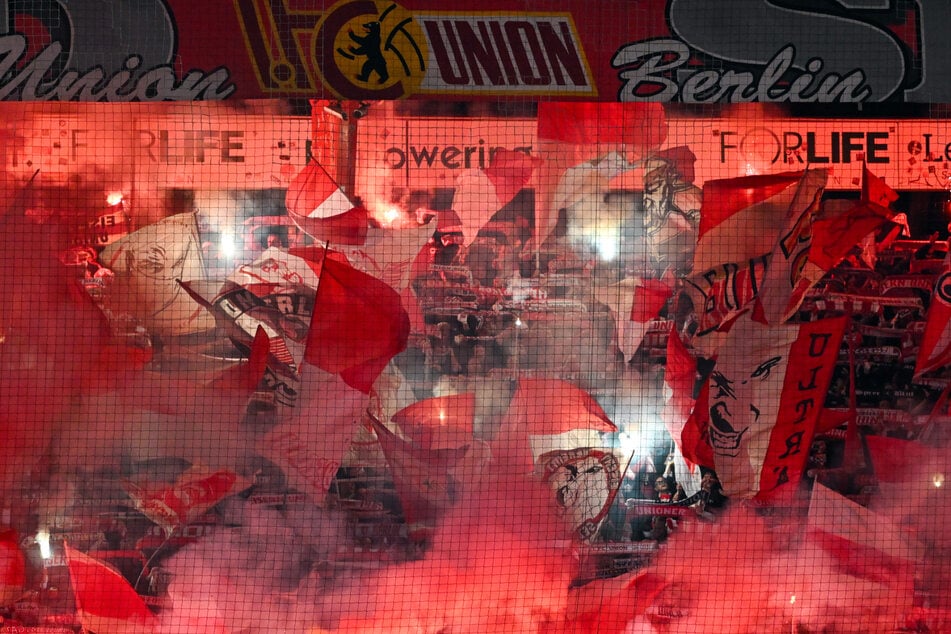 Die Ultras trafen erst während des Spiels ein, später aber zeigten die Union-Fans eine Pyro-Show.