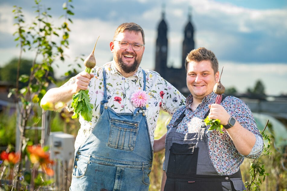 Toni Burghard Friedrich (35, l.) und Kjeld Stein (33) sind Schrebergärtner aus Leidenschaft. Die Rote Bete in ihren Händen haben sie frisch geerntet.