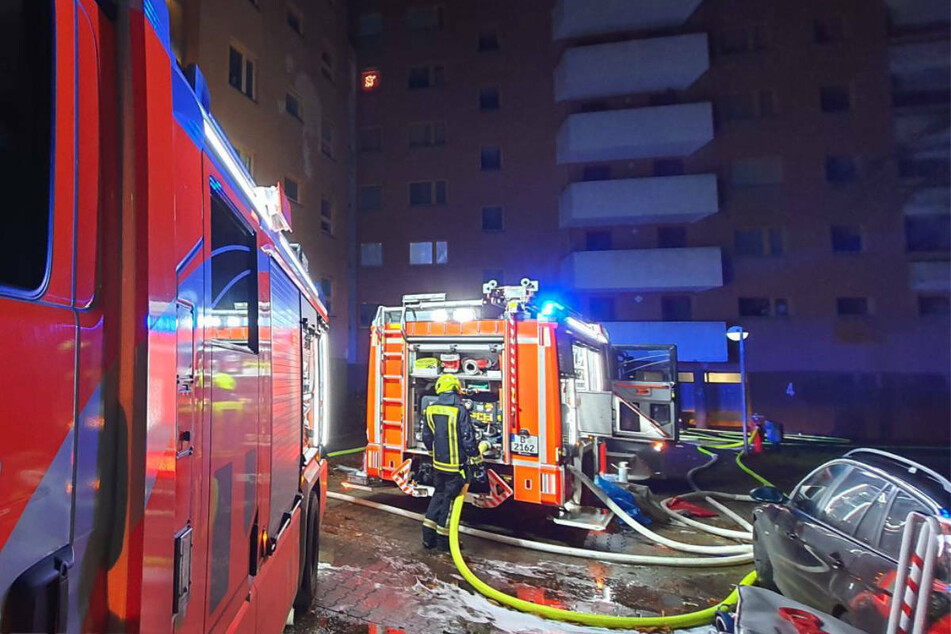 Berlin: Kellerbrand in Hochhaus löst Großeinsatz der Feuerwehr aus: Zwölf Menschen gerettet!