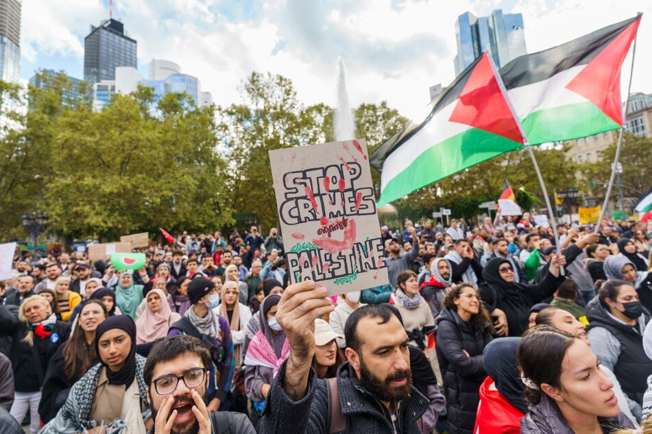 Auf dem Opernplatz fand am Samstag eine pro-palästinensische Kundgebung unter dem Motto "Frieden und Gerechtigkeit im Nahen Osten" statt.