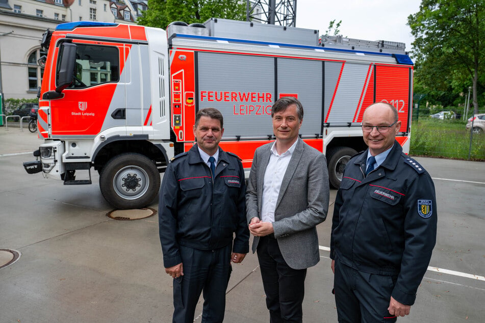 v.l.n.r.: Axel Schuh, Leiter der Branddirektion Leipzig, Heiko Rosenthal, Beigeordneter für Umwelt, Klima, Ordnung und Sport der Stadt Leipzig und Torsten Kolbe, Verantwortlicher für Öffentlichkeitsarbeit der Branddirektion Leipzig, haben den Bericht am Mittwoch vorgestellt.