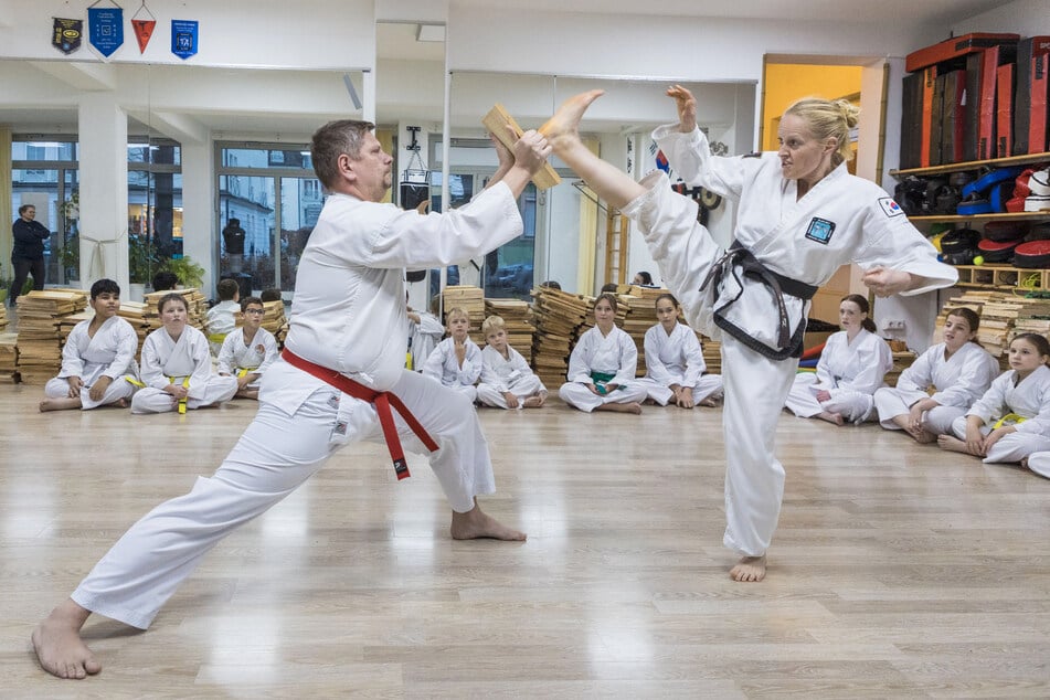 Sobald ein Brett zerschlagen oder zertreten wurde, wird einmal im Raum geklatscht.