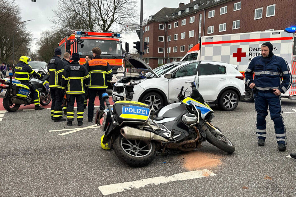 Am Donnerstag ist in Hamburg ein Motorradfahrer der Polizei mit einem Auto zusammengestoßen. Sowohl der Beamte als auch der Kia-Fahrer wurden verletzt.