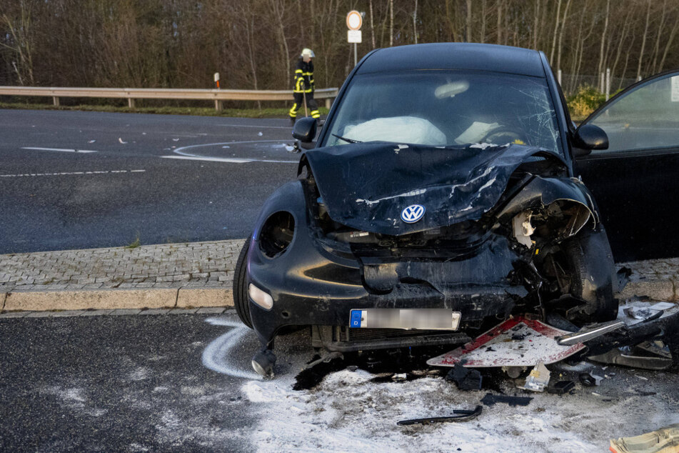 Frontalcrash auf L162: VW Beetle völlig zerstört - zwei Unfallopfer im Krankenhaus