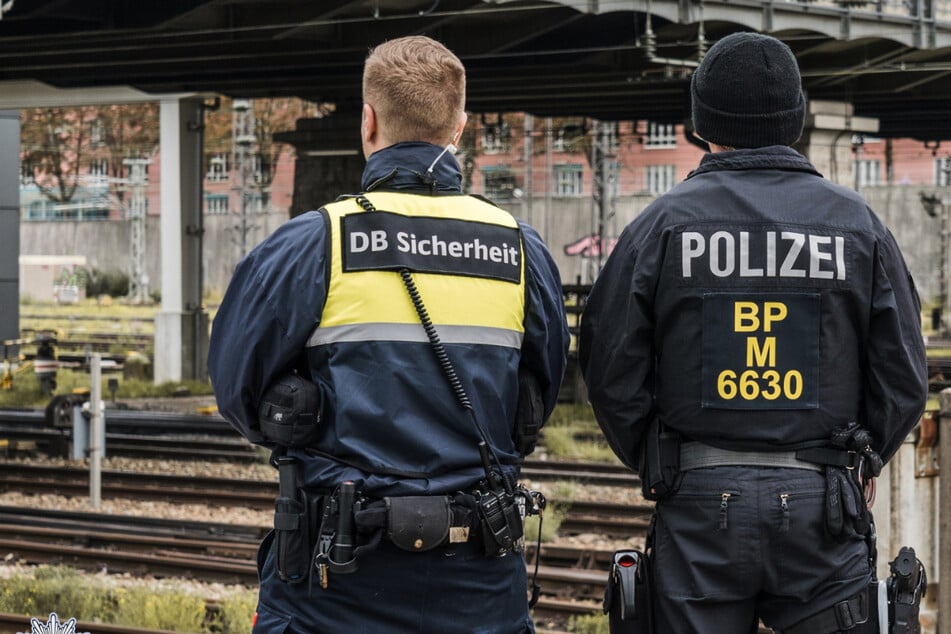 Die Bundespolizei räumte den Bahnsteig und einen Zug, um die Sicherheit der Reisenden zu gewährleisten. (Symbolbild)