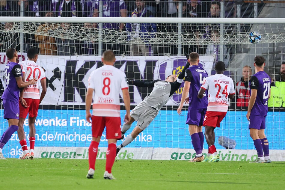 Das entscheidende Tor: Regensburg-Kicker Robin Ziegele trifft in der 74. Minute zum 0:1.