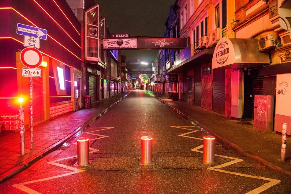 Die Straße "Große Freiheit" auf der Reeperbahn ist menschenleer. (Archivbild)