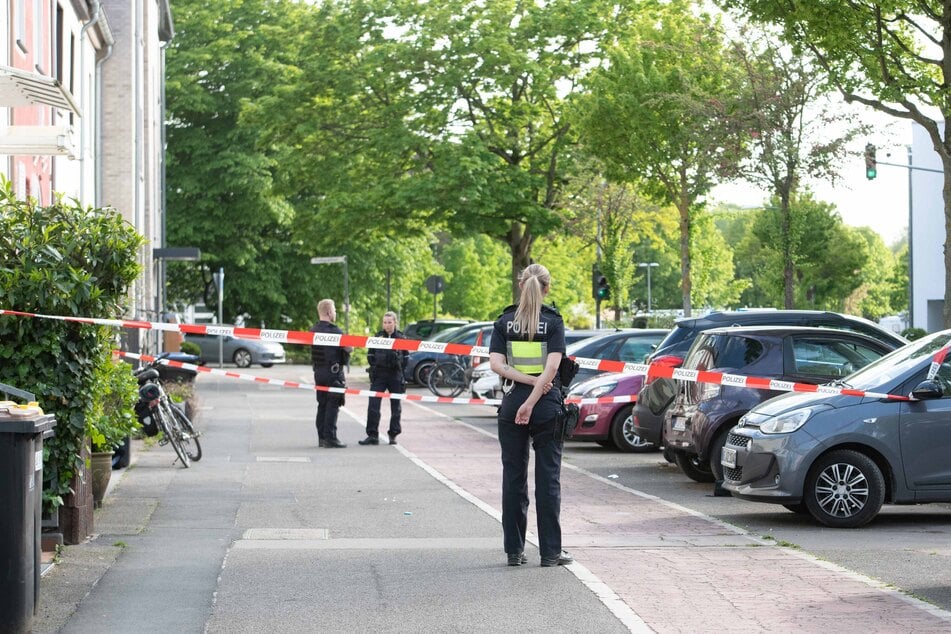 Nach der brutalen Attacke in Köln-Lindenthal sicherte die Polizei den Tatort.
