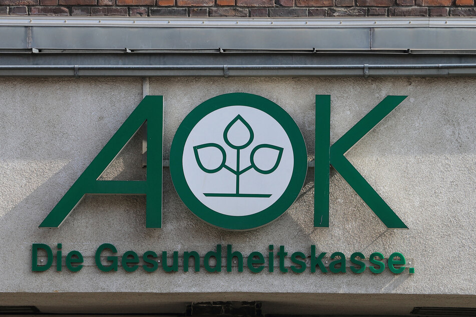 Das Logo der Krankenkasse AOK, aufgenommen am Hauptgebäude der AOK Sachsen-Anhalt.