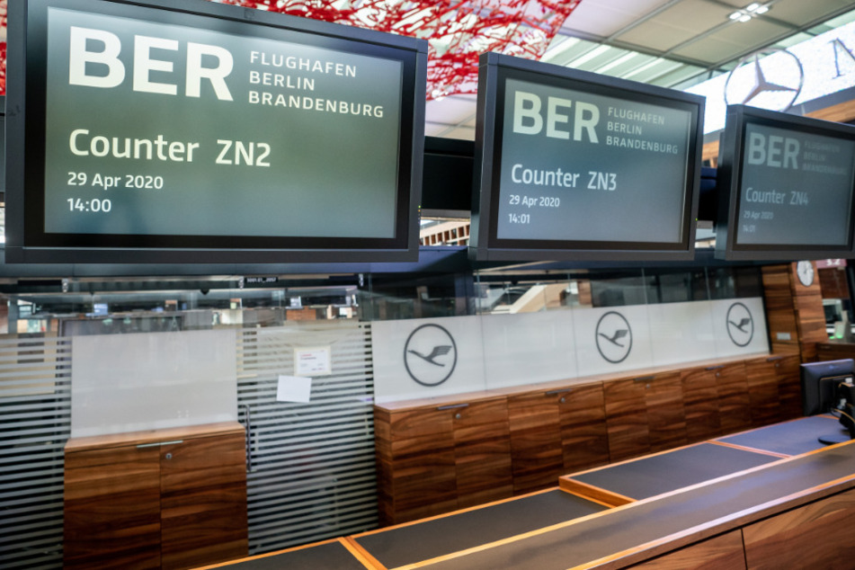 Die Check-In Counter in der Abflughalle des neuen Flughafens Berlin-Brandenburg Willy-Brandt sind einsatzbereit.