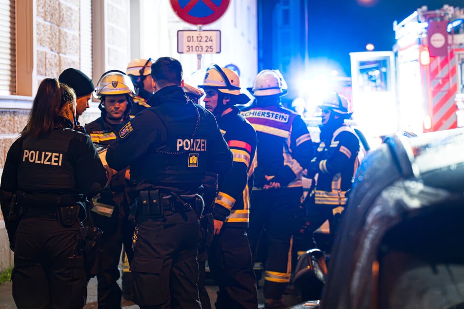 Neben etlichen Feuerwehrleuten war auch die Polizei vor Ort.