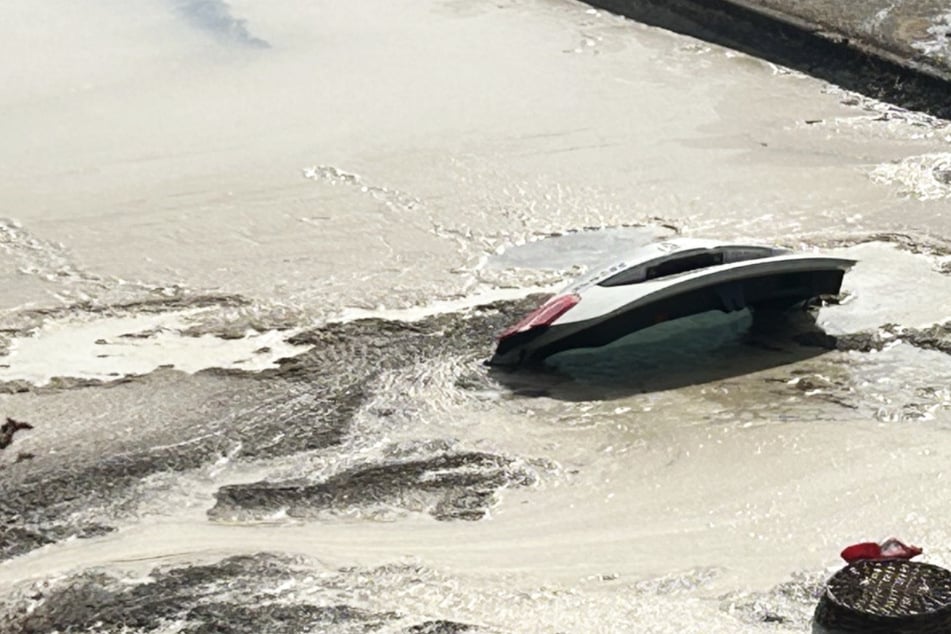 Von dem Mercedes ragte nach dem Unfall schlussendlich nur der Kofferraumdeckel aus dem Havariebecken der Biogasanlage heraus.