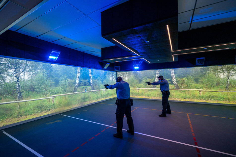 Zwei Polizeitrainer demonstrieren eine Übung in der neuen Schießanlage.