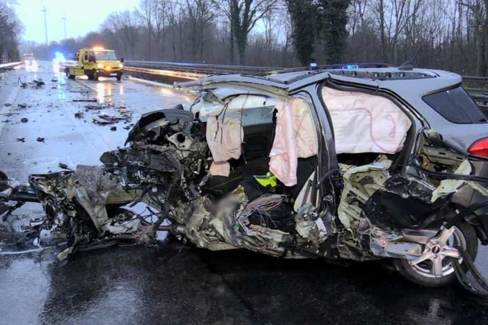 Unfall A46: Nach tödlicher Geisterfahrt auf der A46: 26-Jähriger war bei Frontal-Crash völlig betrunken