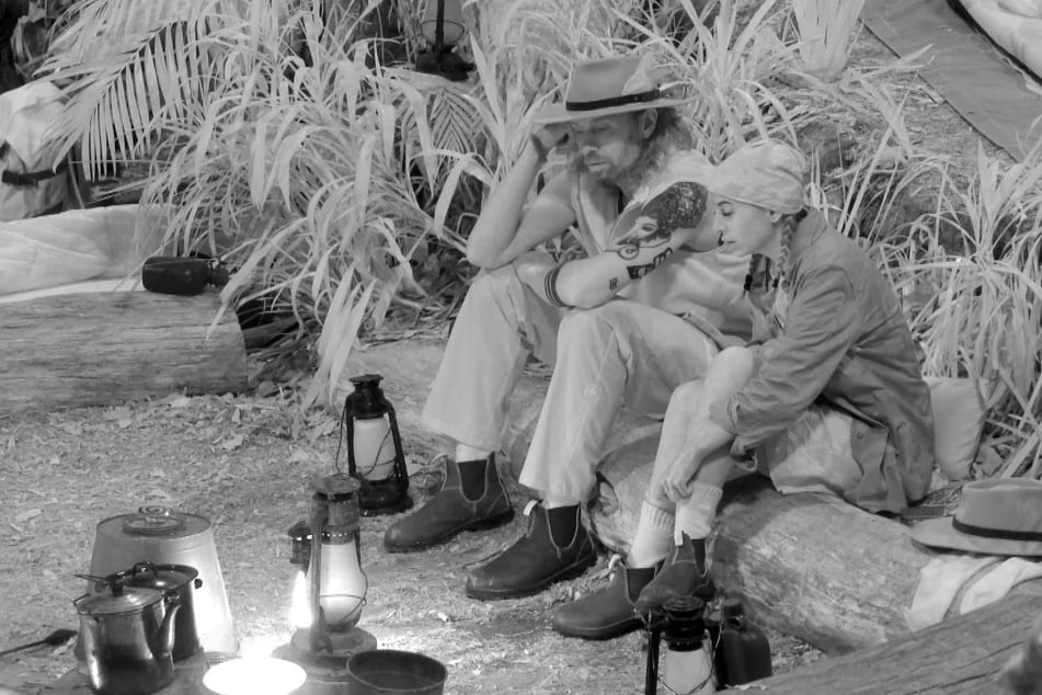 Beide verbringen auch die Nachtwache zusammen, in der Gil verrät, dass er letzten Sommer seinen "besten Freund" geheiratet habe. Gemeint ist damit seine Frau.