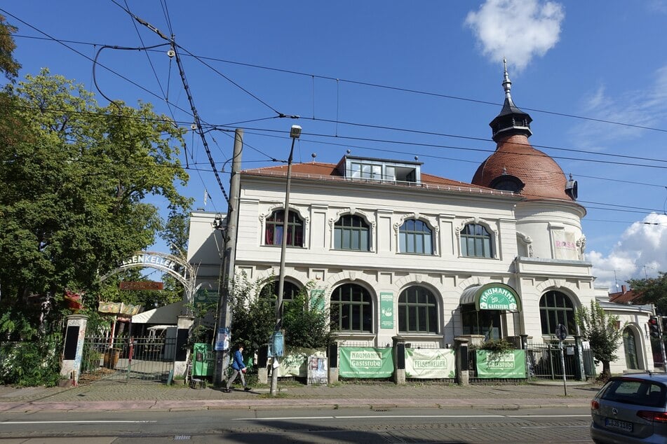 Der Felsenkeller hat seinen Biergarten in einen mittelalterlichen Weihnachtsmarkt verwandelt.