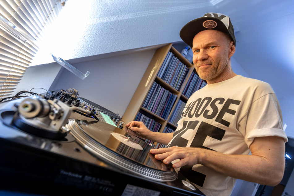 Endlich wieder an den Plattentellern: DJ-Urgestein Dirk Duske (52) legt auf und hat auch eine optische Überraschung parat.