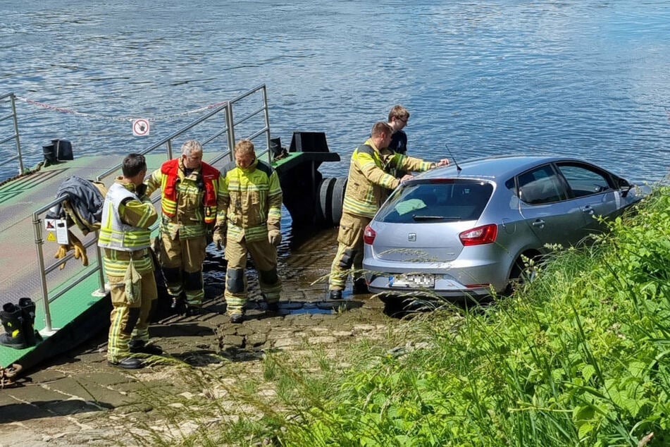 Die Kameraden der Feuerwehr Dresden konnten den Seat rechtzeitig sichern.