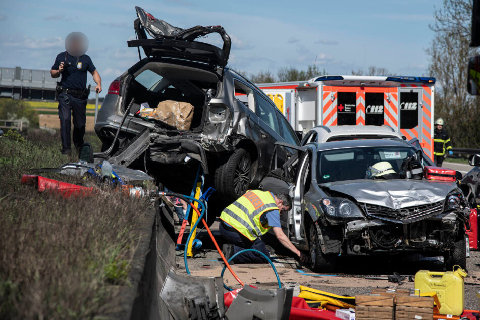 Auto kracht in Stauende: Unfall mit fünf Autos und drei Schwerverletzten