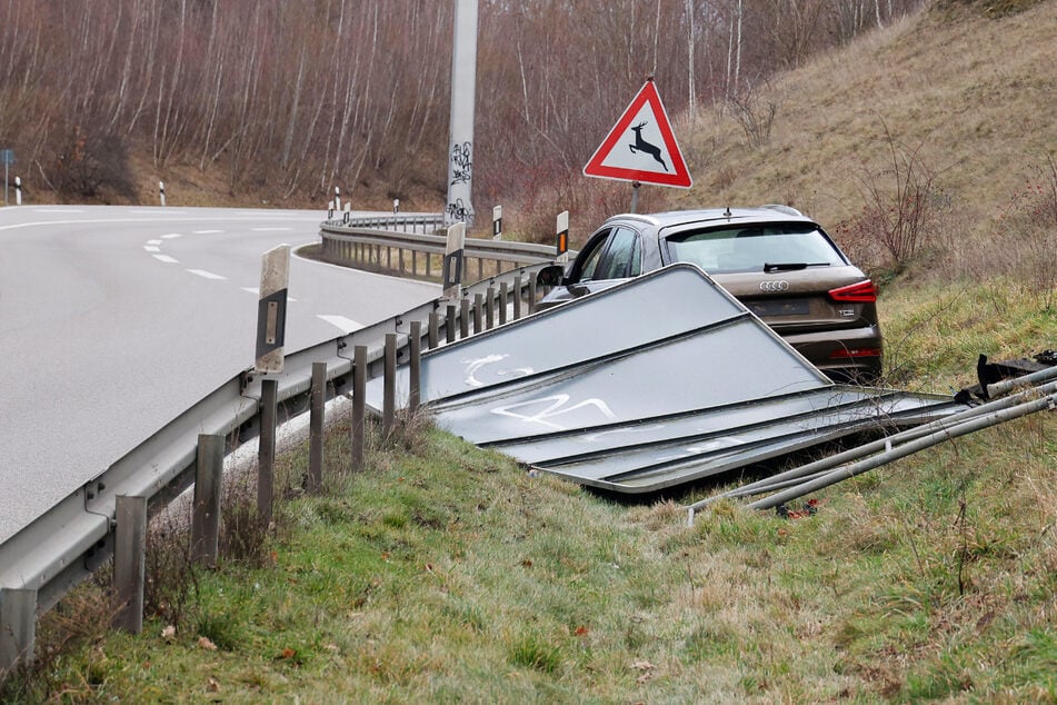 Crash bei Chemnitz: Audi kracht an A4-Auffahrt gegen Schild