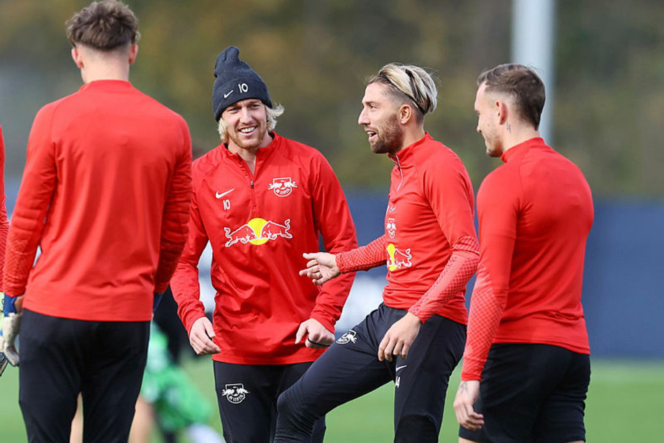 Emil Forsberg (32, 2.v.l.) und Kevin Kampl (33, 2.v.r.) waren Kumpels bei RB Leipzig - und sind es noch immer.