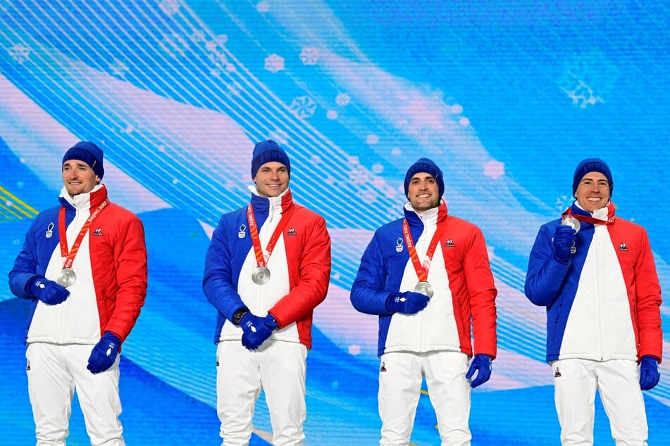In Peking 2022 gewann Émilien Jacquelin (2.v.l.) sowohl mit der Herren- als auch mit der Mixed-Staffel Silber. Sein großes Ziel für die Olympischen Spiele 2026: auch allein eine Medaille zu gewinnen.