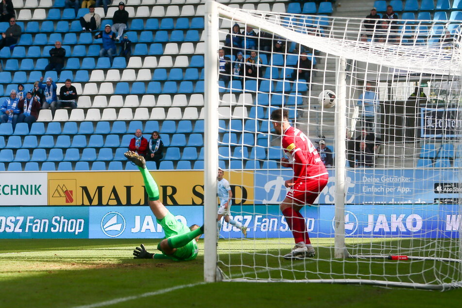Da zappelt der Ball gleich im Netzt: Halberstadts Torwart Lukas Cichos (25) kommt nicht an den von Roman Eppendorfer getretenen Ball heran.