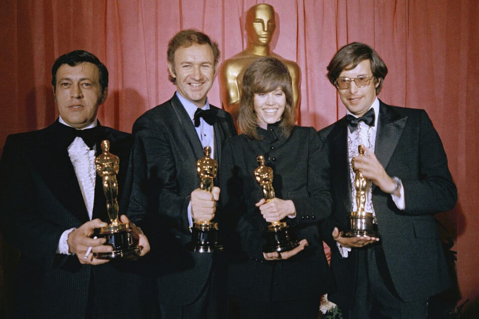 Gene Hackman (2.v.l.) an der Seite von William Friedkin (r.), Jane Fonda (2.v.r.) und Philip D'Antoni (l.) bei der Oscar-Verleihung 1972. (Archivfoto)