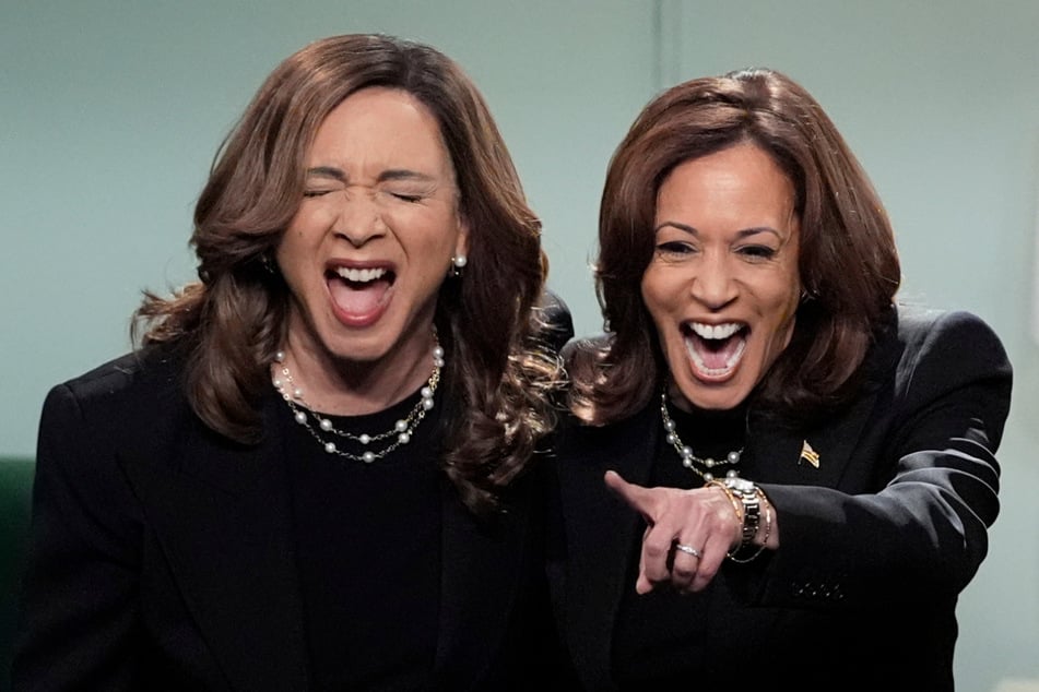 US-Präsidentschaftskandidatin Kamala Harris (60, r.) und Schauspielerin Maya Rudolph (52) bei "Saturday Night Live".