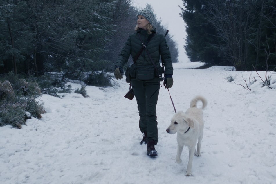 Die Försterin Saskia Bergelt (Teresa Weißbach, 43) unterwegs im Schnee.