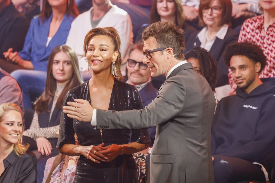 Zwischen Verona Pooth (56) und "Let's Dance"-Moderator Daniel Hartwich (46) kam es am Freitag zu einem intimen Kuss-Moment.