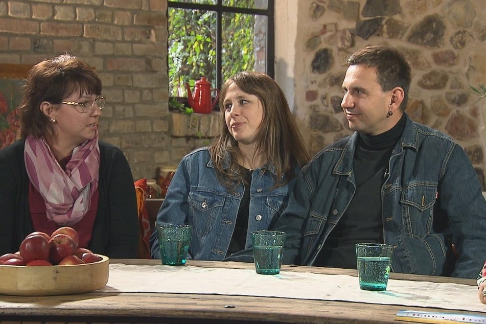 Versöhnliches Ende: Konkurrentin Sandra (33, l.) gönnt Michaela (35) und Thomas (39) ihr Glück.