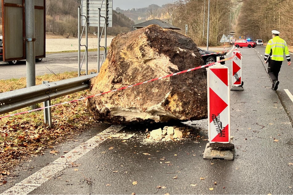 Grenze zu Tschechien dicht! Fels kracht auf Bundesstraße