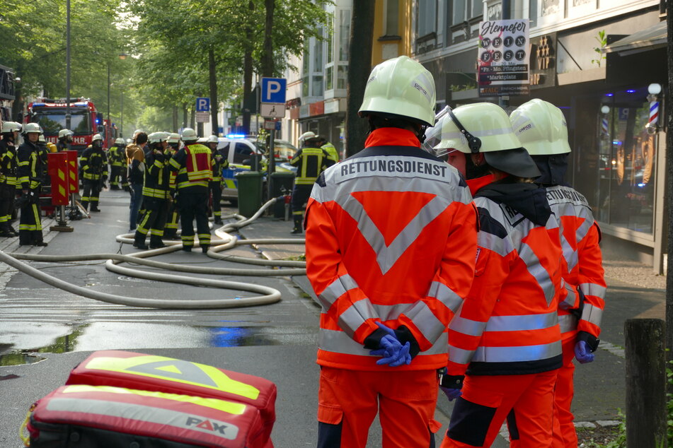 Die Feuerwehr war mit zahlreichen Kräften bei dem Gebäudebrand in der Frankfurter Straße vertreten.