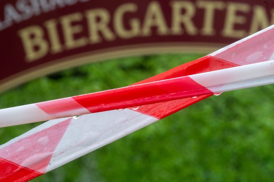 Absperrband ist vor dem Eingang zu einem Biergarten zu sehen. Wegen stark fallender Inzidenzen fällt in vielen Thüringer Regionen die Notbremse weg. Unter anderem Biergärten dürfen deshalb wieder öffnen. (Symbolbild)