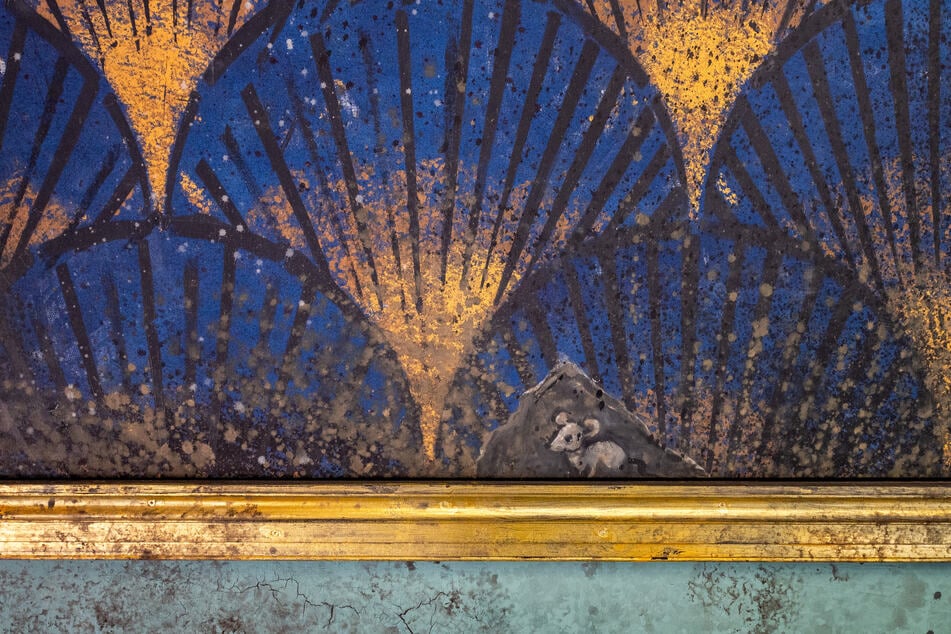 Das Palmblatt-Motiv der "Wandtapete" ist typisch für die Jugendstil-Zeit.