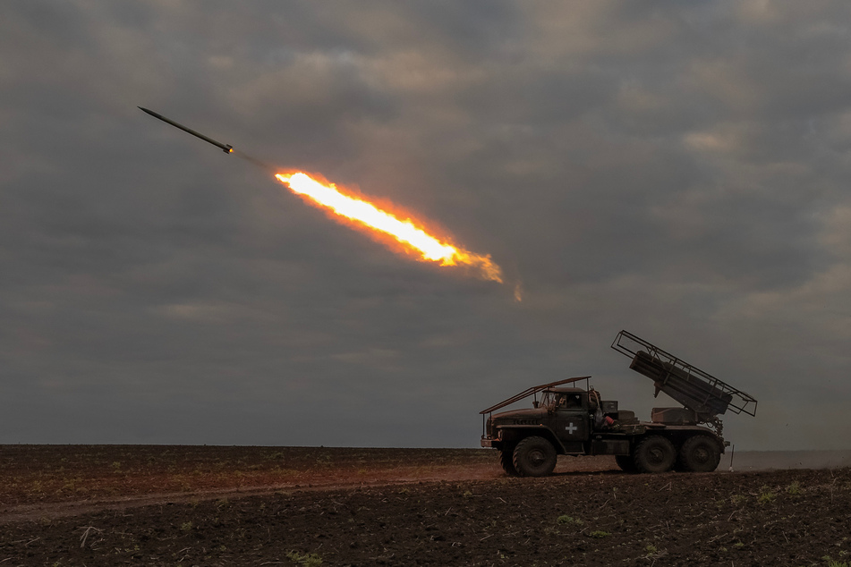 Ein ukrainischer Mehrfachraketenwerfer voom Typ BM-21 Grad feuert auf ruiuusssiche Stellungen. Das bedrängte Land steht angesichts der jüngsten Russen-Offensive unter erheblichen Druck.