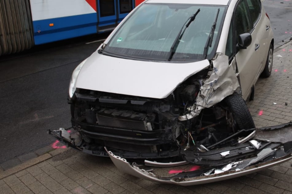 Unfall im Leipziger Osten: 84-Jährige kracht mit Auto gegen Kleintransporter