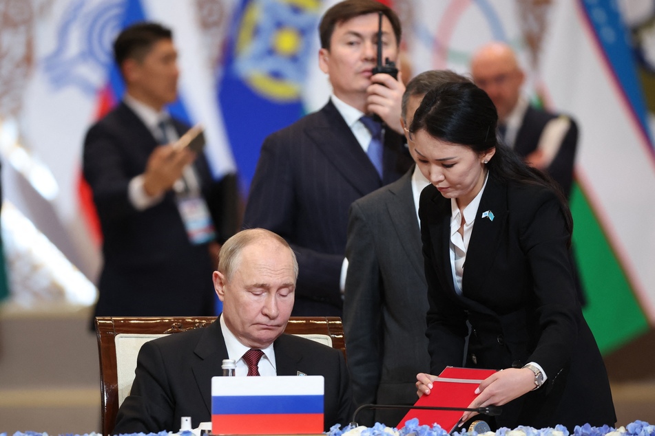 Vladimir Putin and Xi Jinping both signed a joint declaration at the SCO summit.