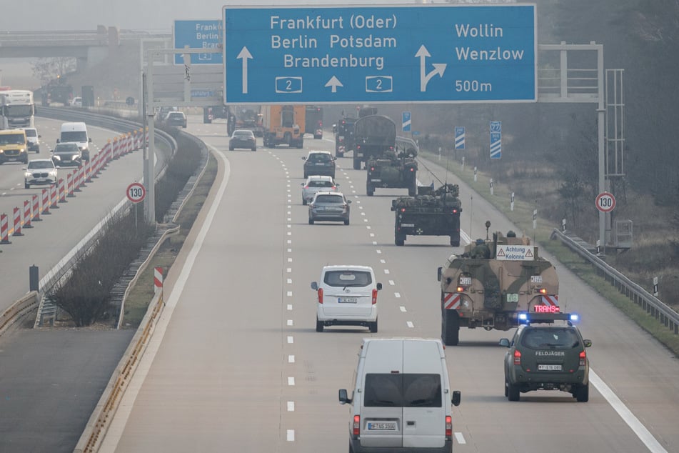 So ähnlich sieht es tagelang auf deutschen Autobahnen aus: Militärfahrzeuge fahren von Nord nach Süd durchs Land. (Archivbild)