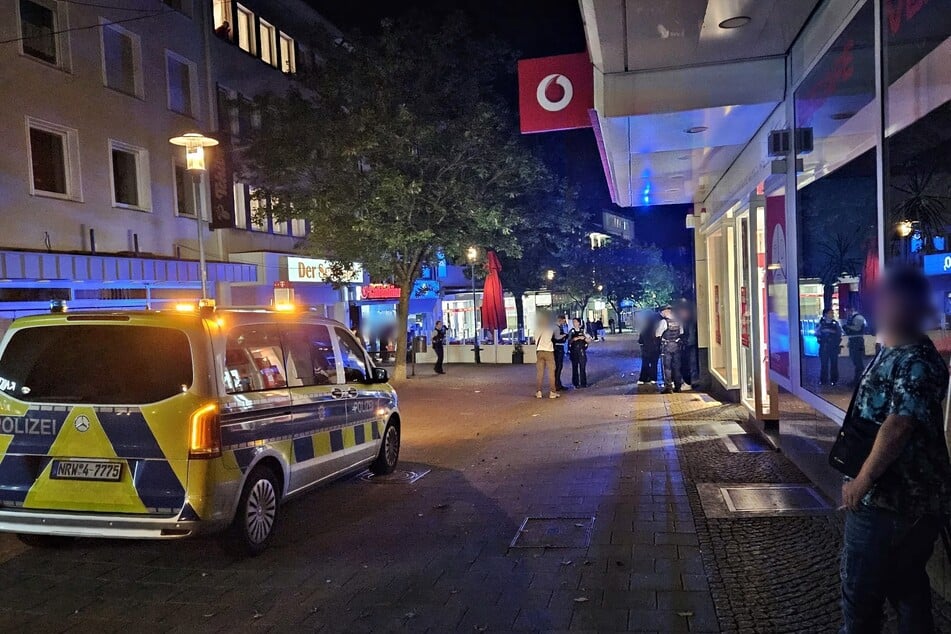 Nach ersten Informationen gerieten die zwei Frauen am Dienstagabend gegen 20.50 Uhr vor einem Eiscafé in der Solinger Innenstadt in einen handfesten Streit.